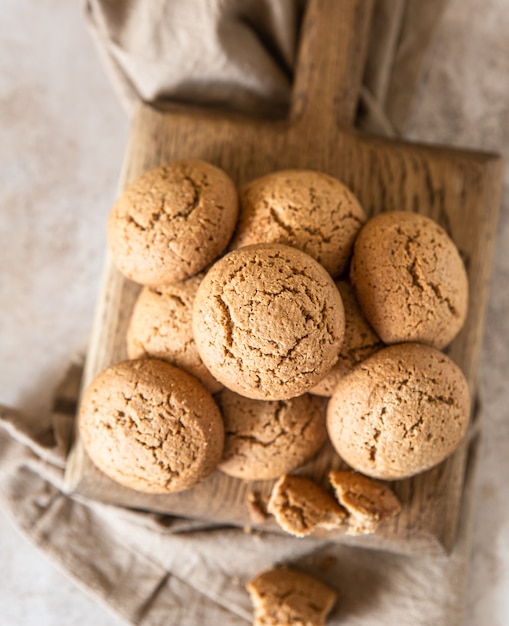 Biscuits à l'avoine sur fond de béton brun planche à découper en bois Collation ou dessert sain