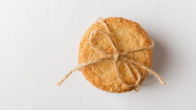 Biscuits à l'avoine sur fond blanc