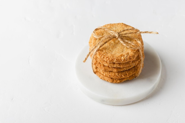 Biscuits à l'avoine sur fond blanc