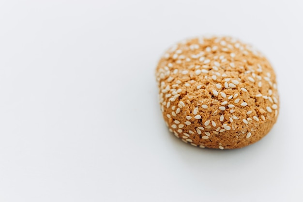 Biscuits à l'avoine sur fond blanc