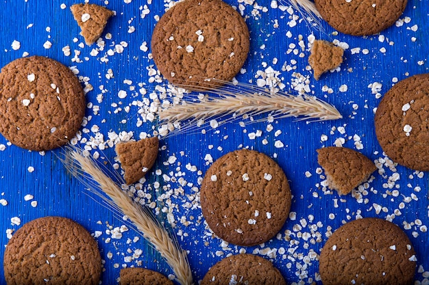 Biscuits à L'avoine Sur Fond Bleu