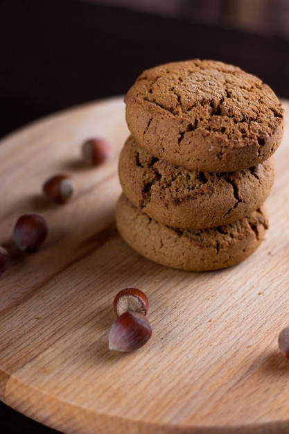 Biscuits à l&#39;avoine avec fond en bois de noisettes