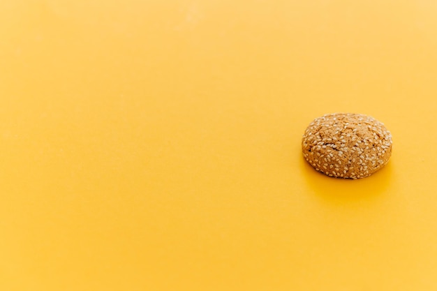 Biscuits à l'avoine sur fond jaune