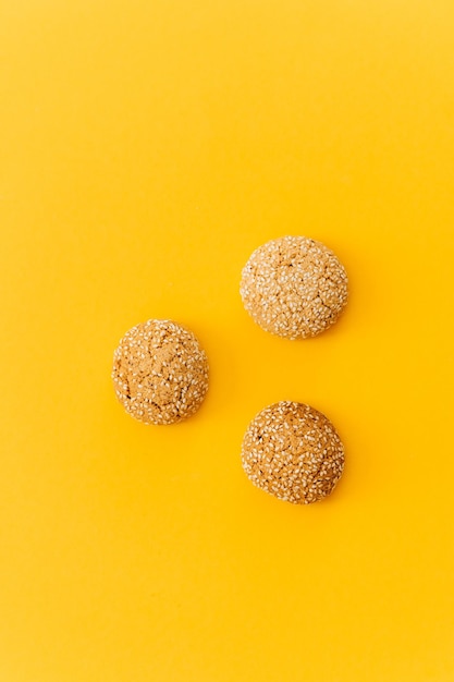 Biscuits à l'avoine sur fond jaune