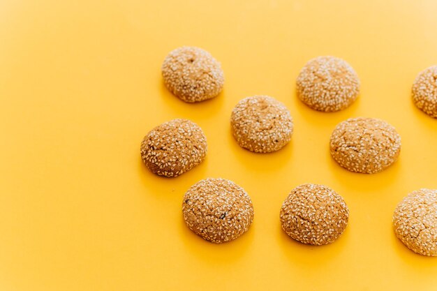 Biscuits à l'avoine sur fond jaune