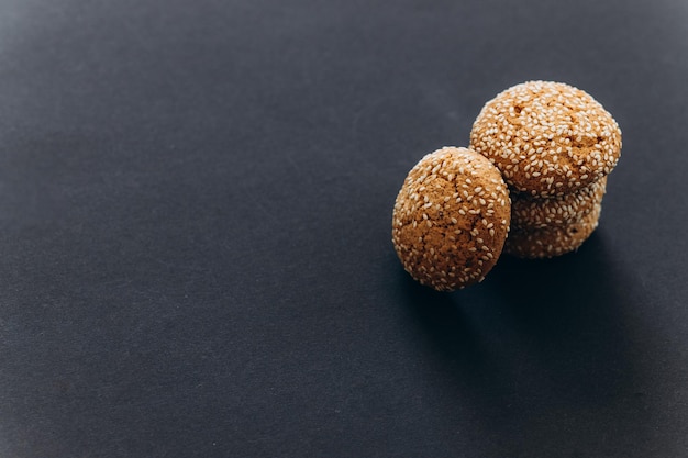 Biscuits à l'avoine sur fond noir