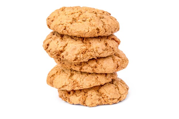 Biscuits à l'avoine fraîchement croustillants isolés sur une découpe blanche.