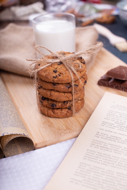 Biscuits à l'avoine avec des gouttes de chocolat sur une pile avec un verre de lait