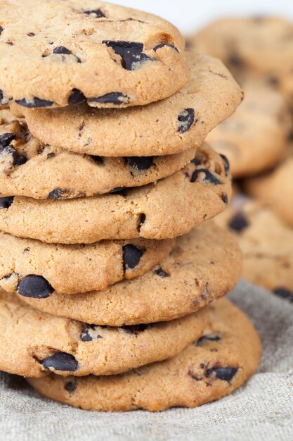 Biscuits à l'avoine et gros morceaux de chocolat sucré ensemble