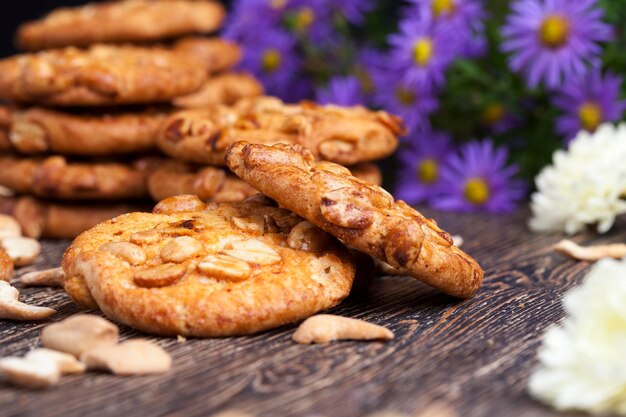 Biscuits à l'avoine avec gros plan de cacahuètes