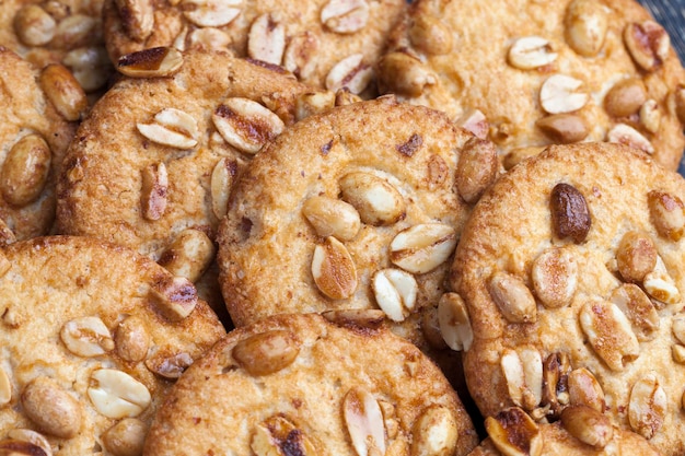 Biscuits à l'avoine avec gros plan de cacahuètes