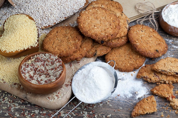 Biscuits à l'avoine avec gros plan de cacahuètes