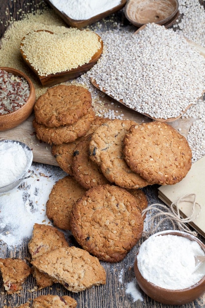 Biscuits à l'avoine avec gros plan de cacahuètes