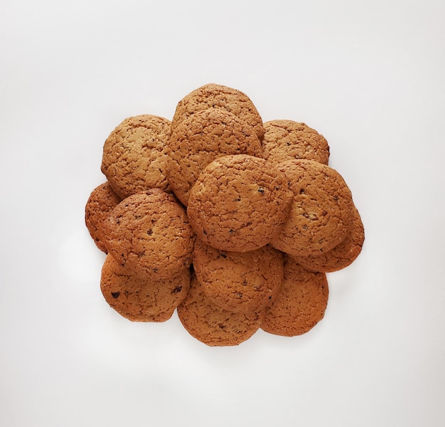 Biscuits à l'avoine isolés sur fond blanc, vue de dessus, espace de copie, mise à plat.