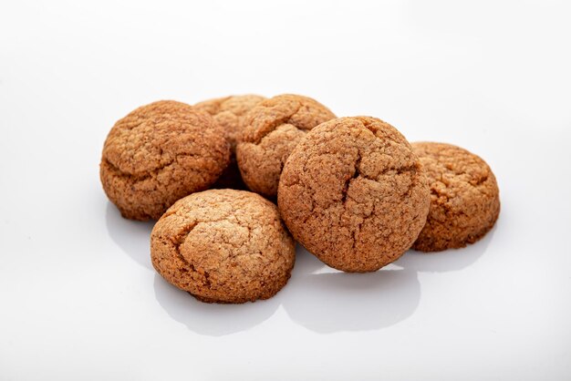 Biscuits à l&#39;avoine isolés sur fond blanc