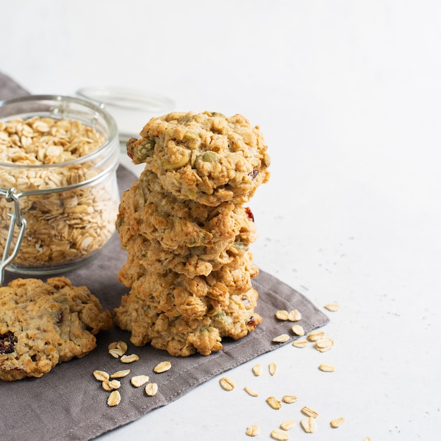 Photo biscuits à l'avoine maison sur fond blanc, collation saine, copiez l'espace