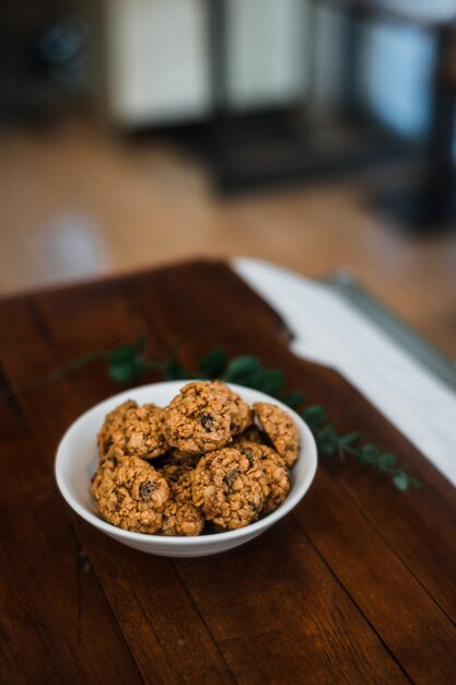 Biscuits à l'avoine mous sur une table en bois