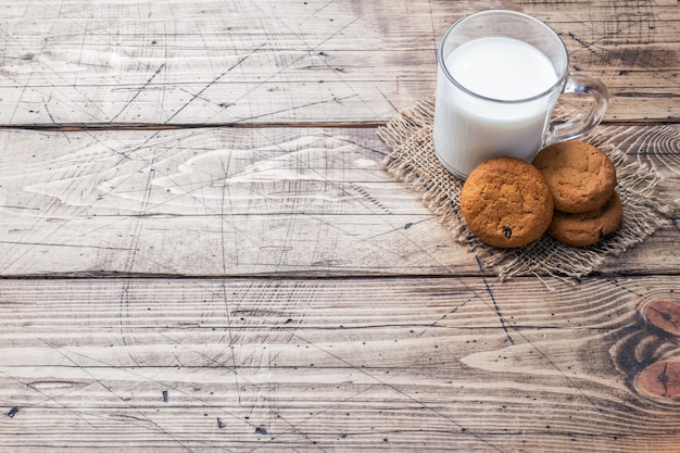 Biscuits à l&#39;avoine naturels et un verre de lait sur un fond en bois