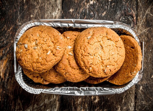 Biscuits à l'avoine avec des noix. Sur un fond en bois.