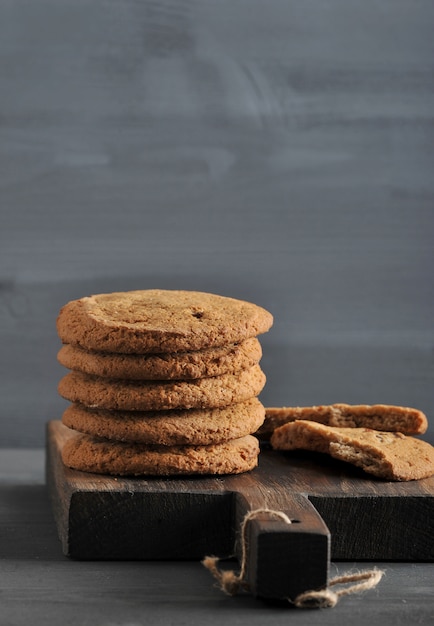 Biscuits à l'avoine sur une planche en bois rustique