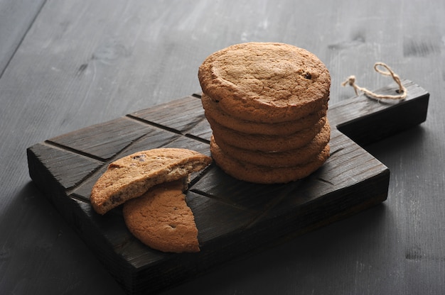 Biscuits à l'avoine sur une planche en bois rustique