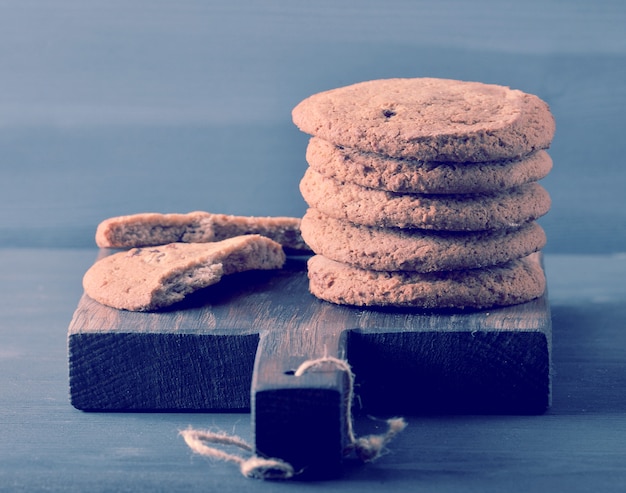 Biscuits à l'avoine sur une planche en bois rustique