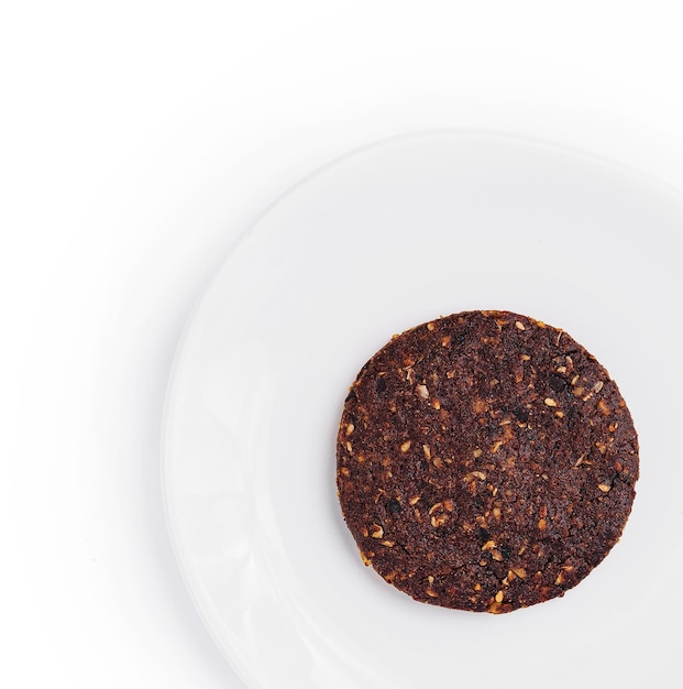 Les biscuits d'avoine sur la plaque blanche vue de haut