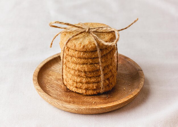 Biscuits à l'avoine sur une plaque de bois