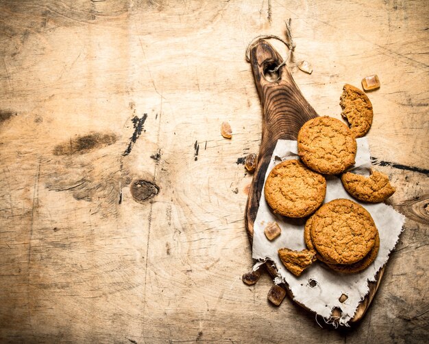 Biscuits à l'avoine sur le plateau. Sur la table en pierre.