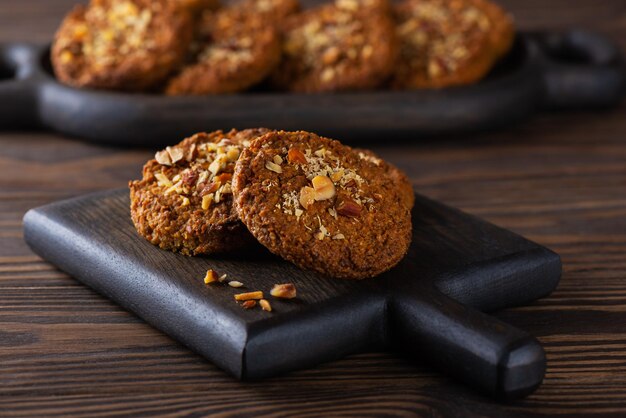 Biscuits à l'avoine avec quinoa et carottes dans une planche en bois Sucre sans gluten et sans lactose et végétalien