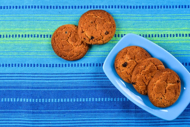 Biscuits à l'avoine avec des raisins secs sur une assiette