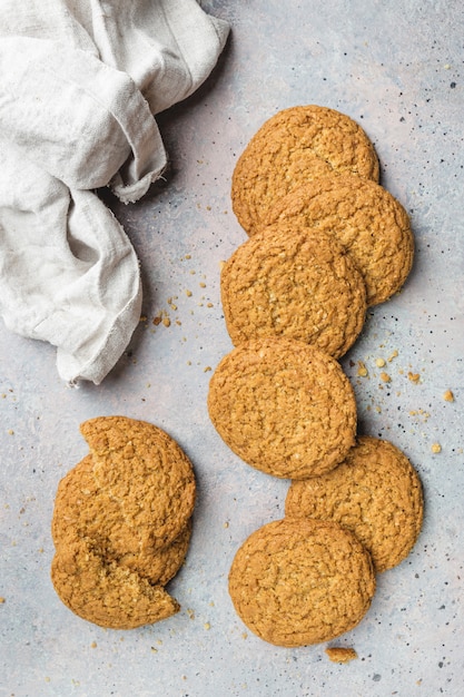 Biscuits à l'avoine sains sur fond gris