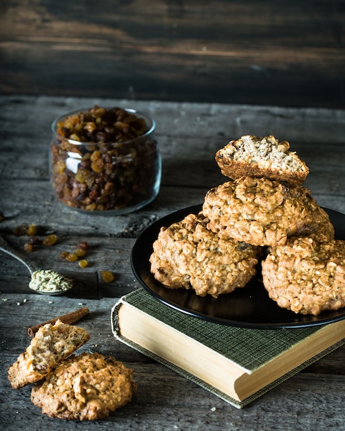 Biscuits à l&#39;avoine. Snack alimentaire sain. Biscuits de Noël. La nourriture saine. Concept de petit déjeuner. r