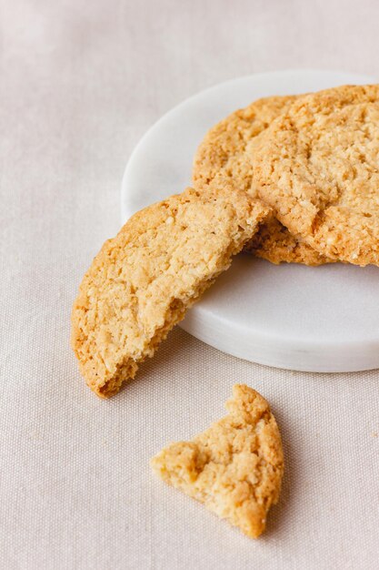 Biscuits à l'avoine sur un support en marbre