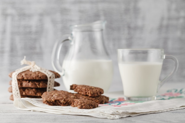 Biscuits à l'avoine à table avec du lait