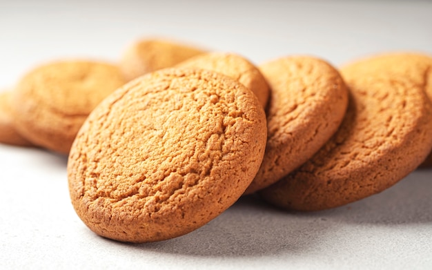 Biscuits à l'avoine sur tableau blanc avec espace copie