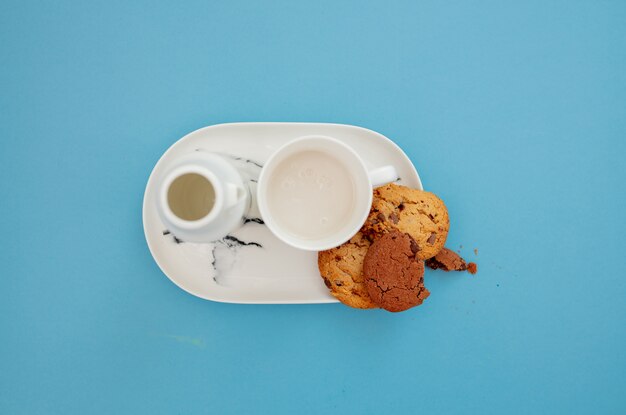 Biscuits à l'avoine et tasse de lait sur une assiette