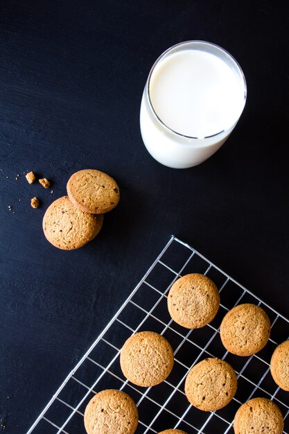 Biscuits à l&#39;avoine et verre de lait sur la table en bois