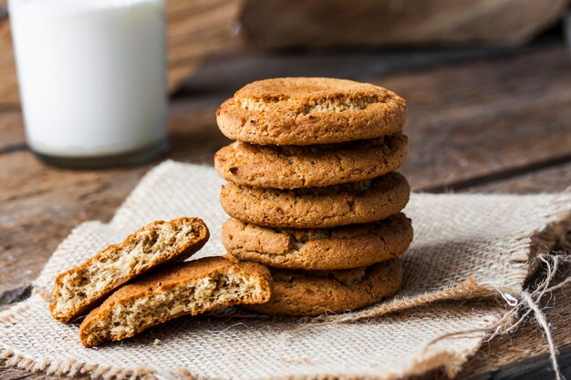 Biscuits à l'avoine et un verre de lait sur table en bois