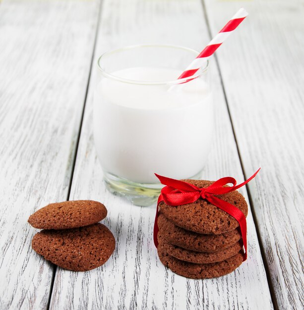 Biscuits à l&#39;avoine et verre de lait