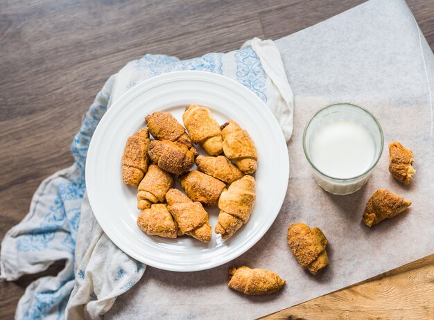 Biscuits bagels d'une pâte brisée avec garniture