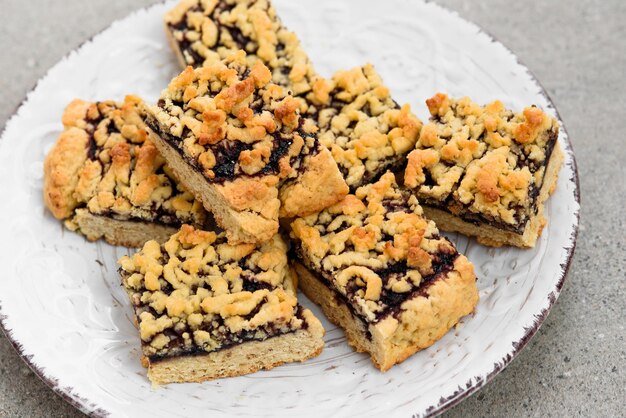 Biscuits sur une belle assiette blanche sur fond gris