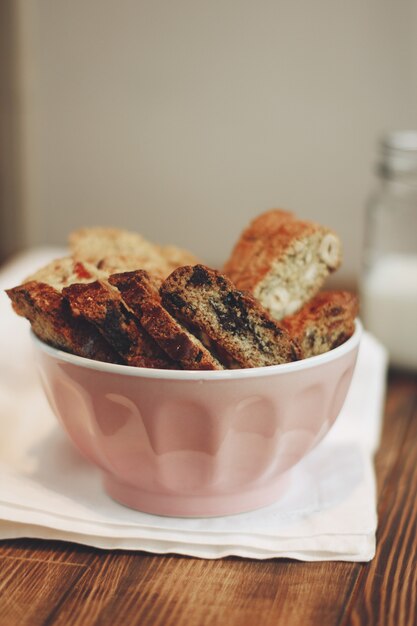 biscuits biscotti sur un fond en bois