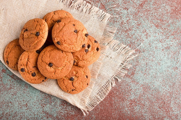 Biscuits biscuits sur différents horizons biscuits à l'avoine avec du chocolat