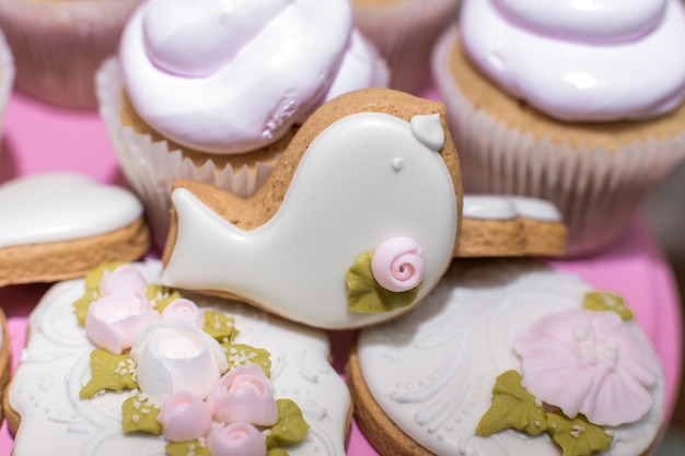 Biscuits et biscuits en pain d'épice sur la table de fête avec des bonbons. Pâtisseries élégantes comme décoration pour les vacances. Barre sucrée