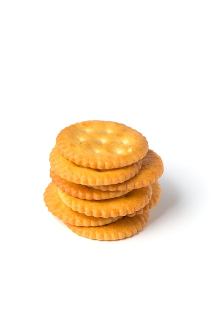 Biscuits de biscuits salés ronds empilés isolés sur fond blanc.