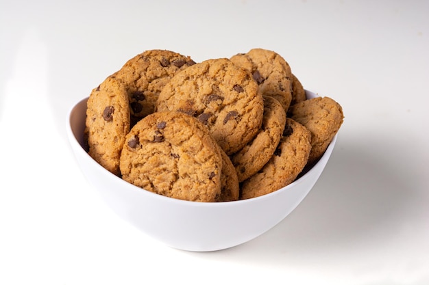 biscuits sur un bol blanc et fond blanc