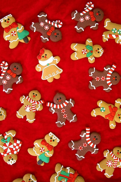 Biscuits de bonhomme de pain d'épice de nourriture de Noël dans le cadre de Noël fond rouge de Noël vue de dessus rétro moder...