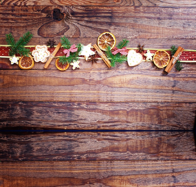 Biscuits et branches de Noël faits à la main