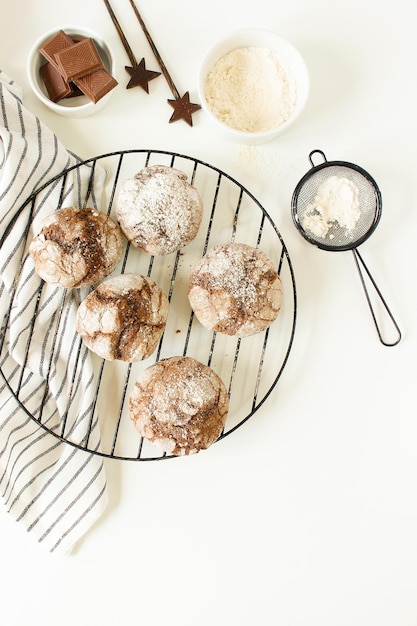 Biscuits brownie au chocolat dans du sucre en poudre Chocolate Crinkles Copy space